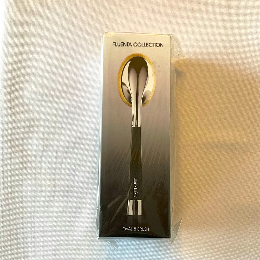 Artis  Oval Brush #8. NWT